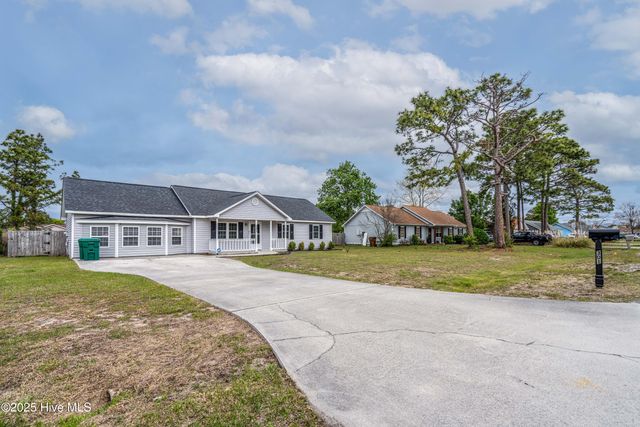 301 Foxtrace Lane, Hubert, NC 28539