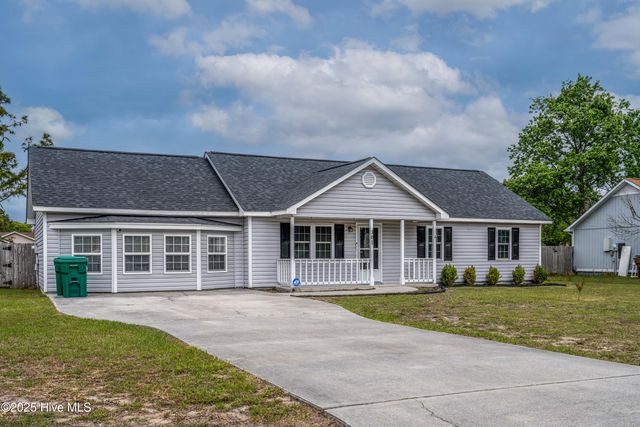 301 Foxtrace Lane, Hubert, NC 28539