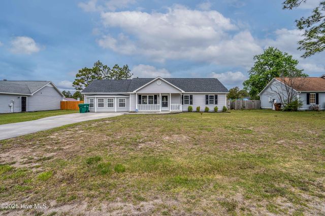 301 Foxtrace Lane, Hubert, NC 28539