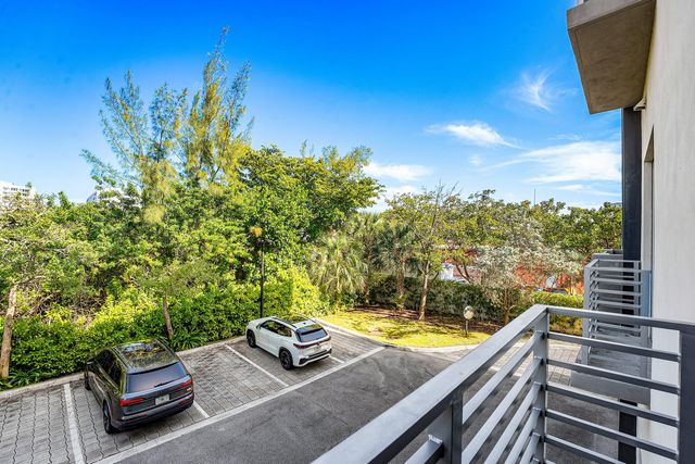 1034 NE 18th Avenue 102, Fort Lauderdale, FL 33304