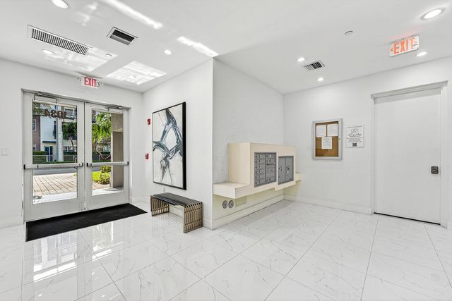 1034 NE 18th Avenue 102, Fort Lauderdale, FL 33304