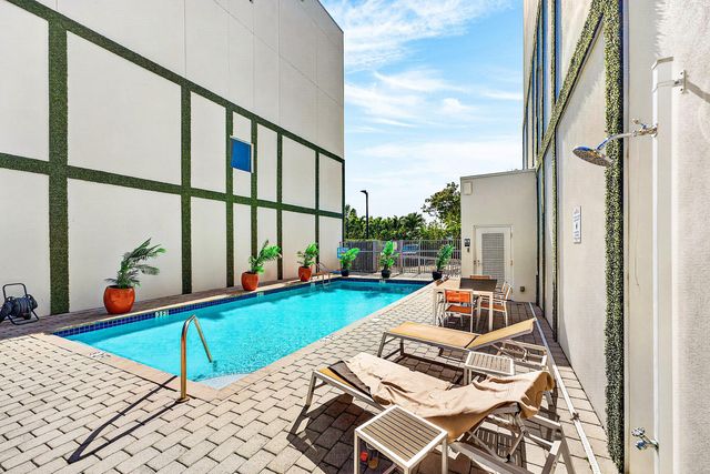 1034 NE 18th Avenue 102, Fort Lauderdale, FL 33304