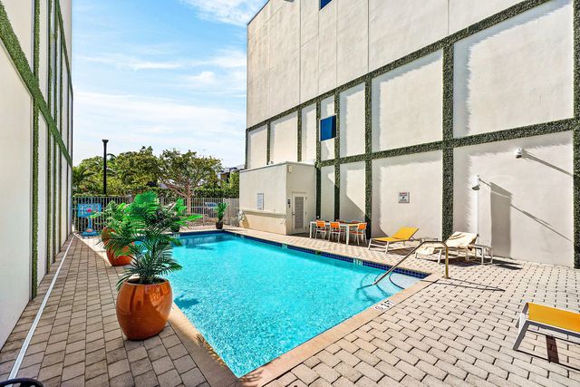 1034 NE 18th Avenue 102, Fort Lauderdale, FL 33304