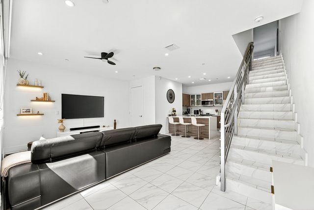 1034 NE 18th Avenue 102, Fort Lauderdale, FL 33304