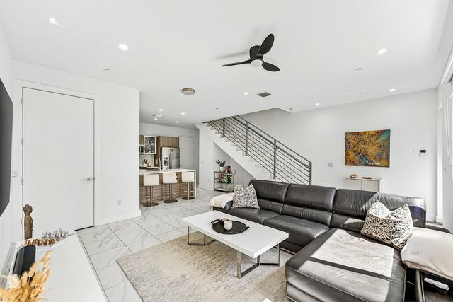 1034 NE 18th Avenue 102, Fort Lauderdale, FL 33304