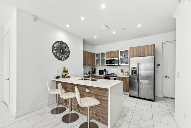 1034 NE 18th Avenue 102, Fort Lauderdale, FL 33304