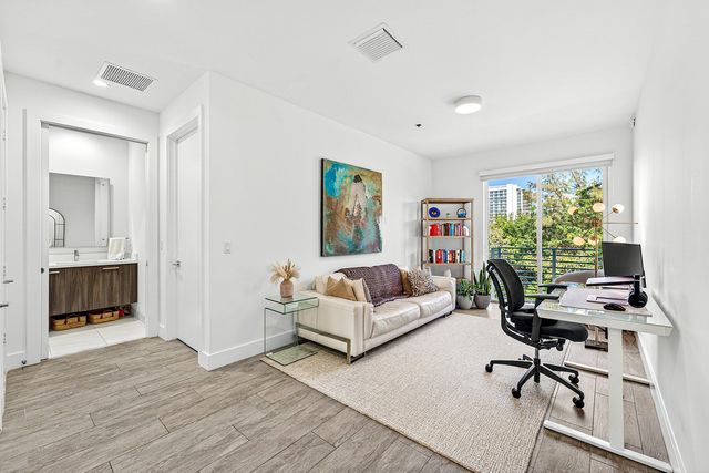 1034 NE 18th Avenue 102, Fort Lauderdale, FL 33304