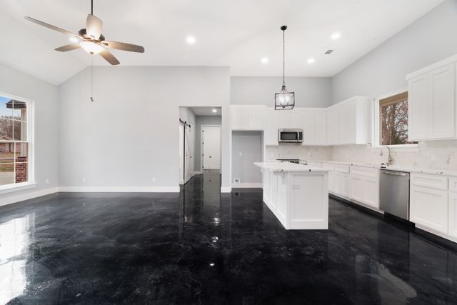 535 E Fairview St, Blossom, TX 75416