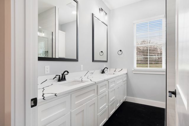 535 E Fairview St, Blossom, TX 75416