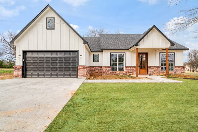 535 E Fairview St, Blossom, TX 75416