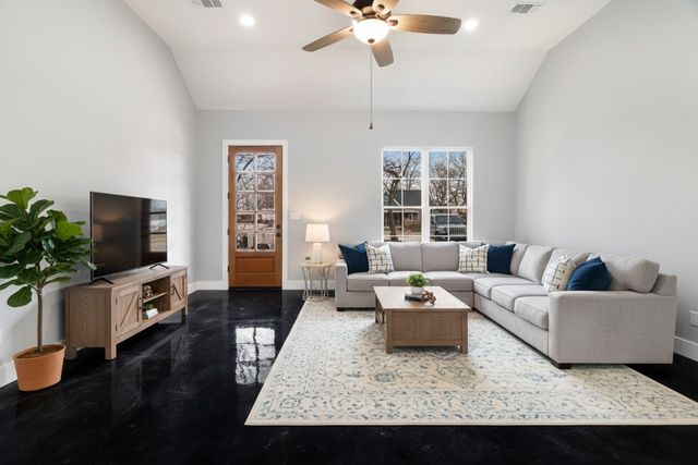 535 E Fairview St, Blossom, TX 75416