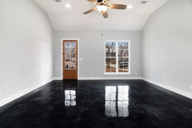 535 E Fairview St, Blossom, TX 75416