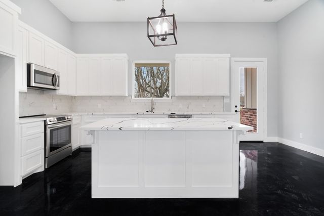 535 E Fairview St, Blossom, TX 75416