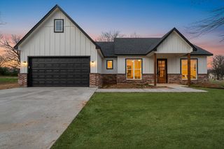 535 E Fairview St, Blossom, TX 75416