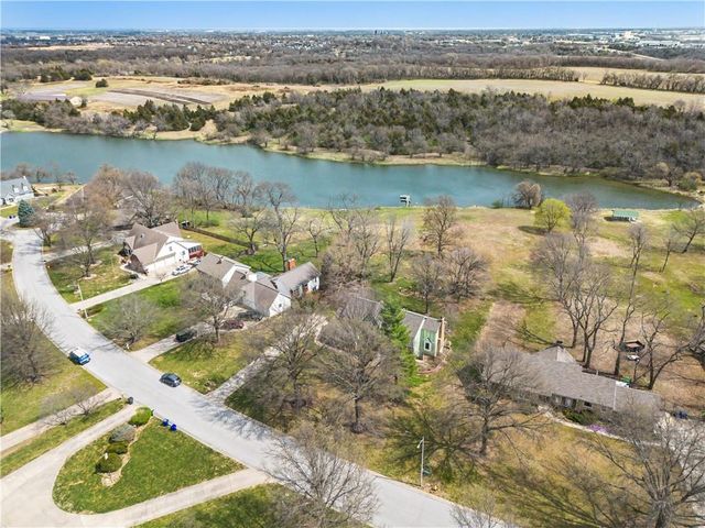 1510 S Lakestone Drive, Olathe, KS 66061