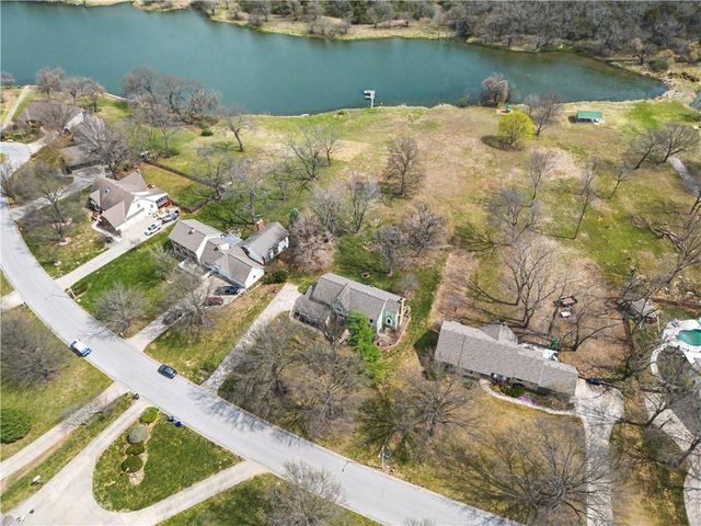 1510 S Lakestone Drive, Olathe, KS 66061