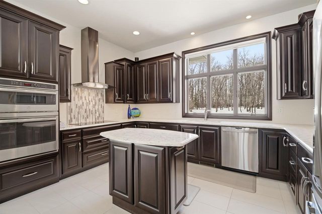 945 WOODCREST HEIGHTS DRIVE, Menasha, WI 54952