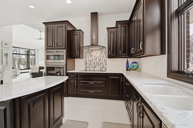 945 WOODCREST HEIGHTS DRIVE, Menasha, WI 54952