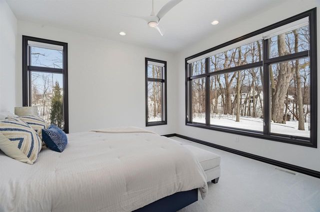 945 WOODCREST HEIGHTS DRIVE, Menasha, WI 54952