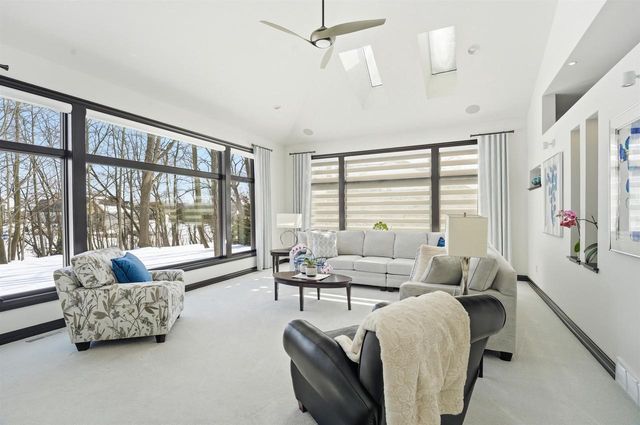 945 WOODCREST HEIGHTS DRIVE, Menasha, WI 54952