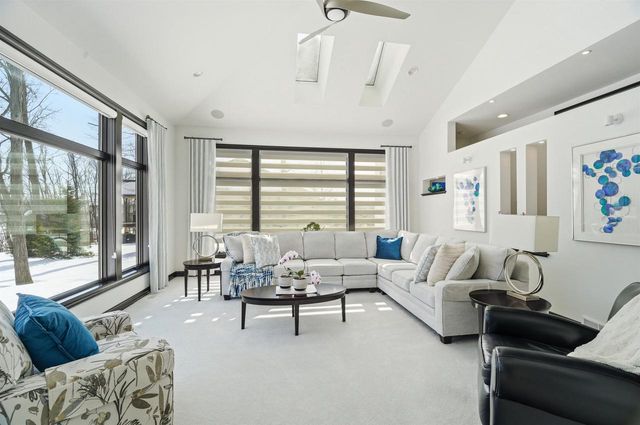 945 WOODCREST HEIGHTS DRIVE, Menasha, WI 54952