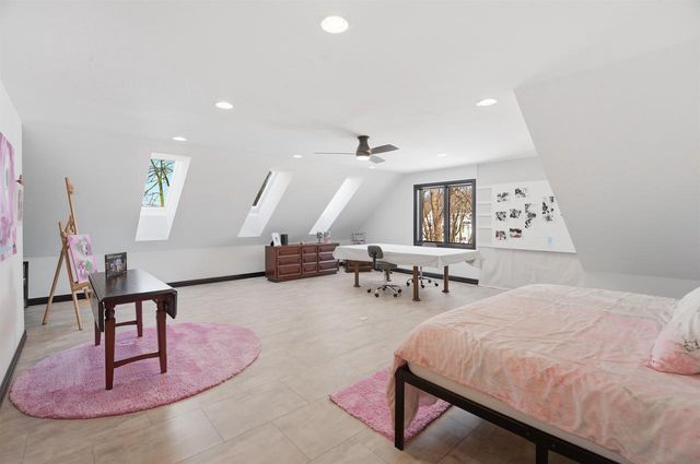 945 WOODCREST HEIGHTS DRIVE, Menasha, WI 54952