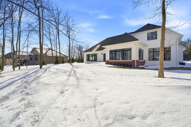 945 WOODCREST HEIGHTS DRIVE, Menasha, WI 54952
