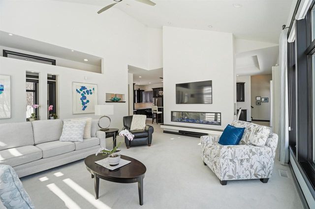 945 WOODCREST HEIGHTS DRIVE, Menasha, WI 54952