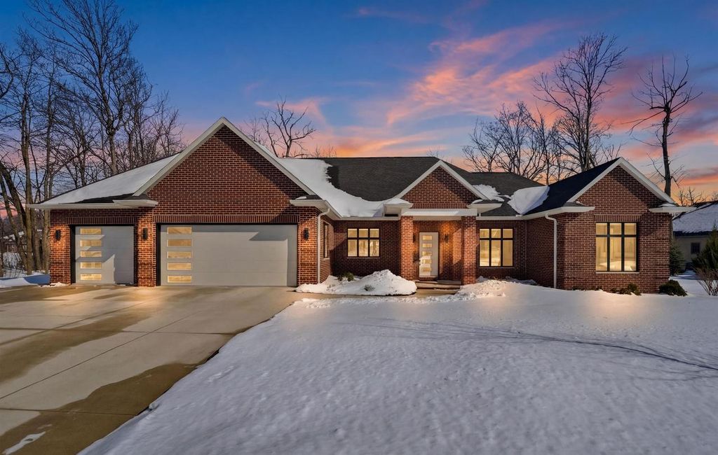 945 WOODCREST HEIGHTS DRIVE, Menasha, WI 54952