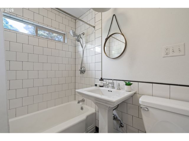 1916 Ne LIBERTY St, Portland, OR 97211