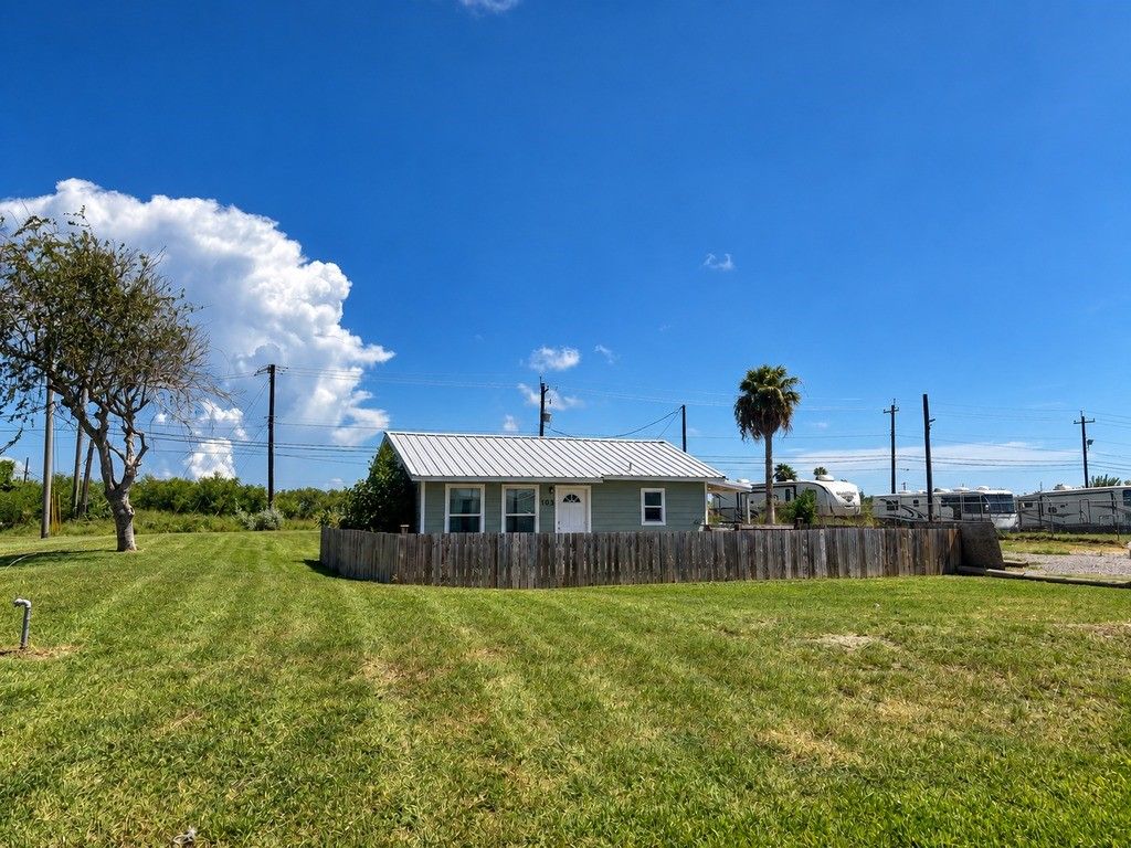 103 S Arch St, Aransas Pass, TX 78336 — exterior