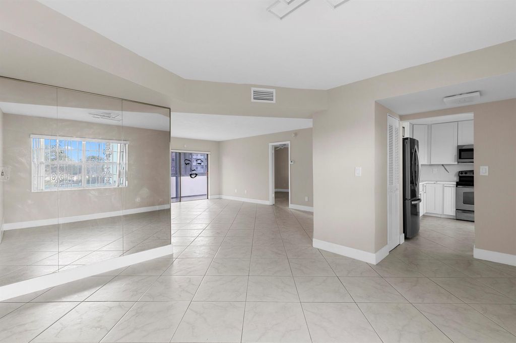 4141 NW 44th Avenue 224, Lauderdale Lakes, FL 33319