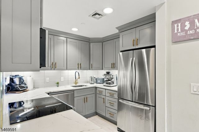 206 Shearwater Ct Unit 51 51, Jersey City, NJ 07305