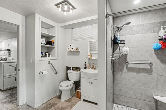 300 E Casey Road, Lone Jack, MO 64070