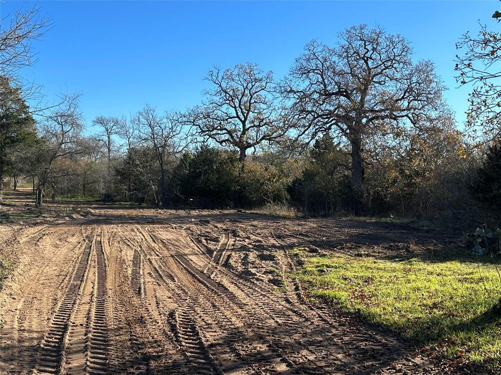 650 Coastal Lane, Luling, TX 78648