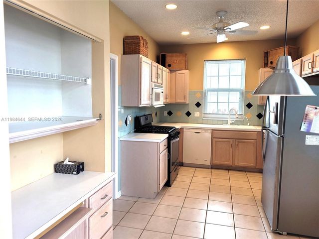 5823 Plum Harbor Cir, Tamarac, FL 33321