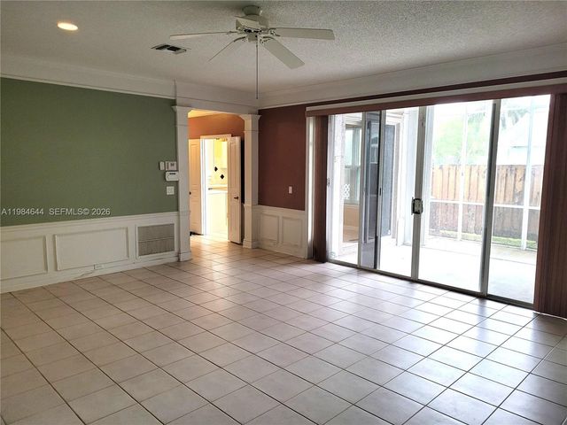 5823 Plum Harbor Cir, Tamarac, FL 33321