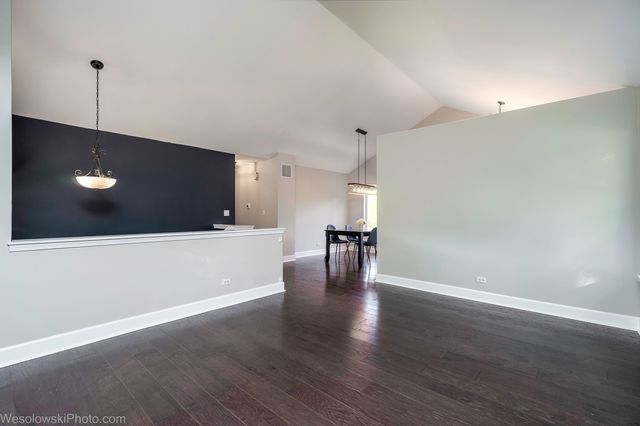 1 Coventry Court, South Elgin, IL 60177