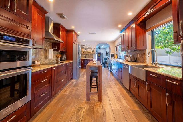 2300 37TH AVENUE N, St Petersburg, FL 33713