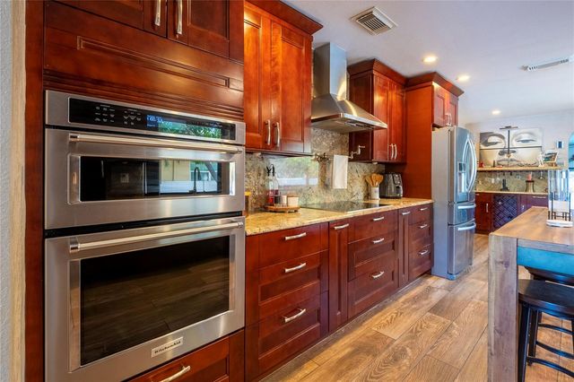 2300 37TH AVENUE N, St Petersburg, FL 33713