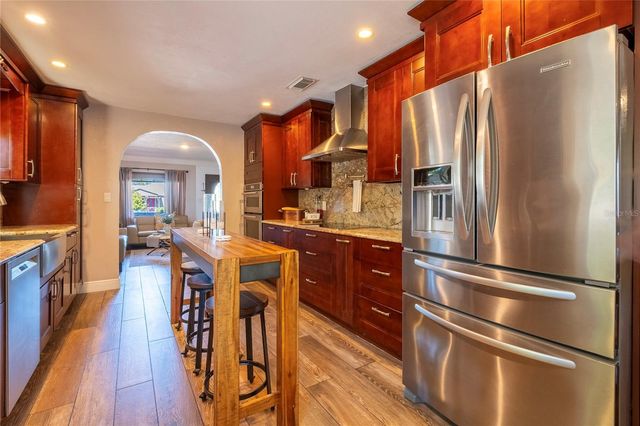 2300 37TH AVENUE N, St Petersburg, FL 33713