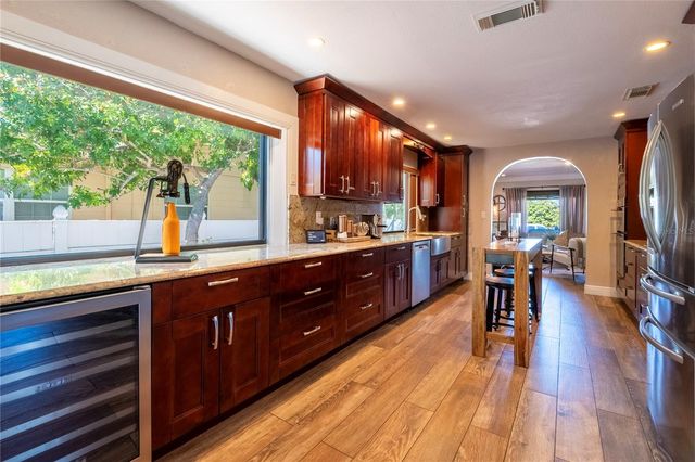 2300 37TH AVENUE N, St Petersburg, FL 33713