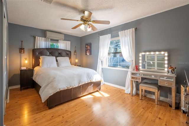 2300 37TH AVENUE N, St Petersburg, FL 33713