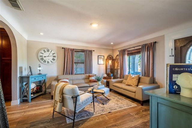 2300 37TH AVENUE N, St Petersburg, FL 33713