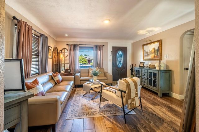 2300 37TH AVENUE N, St Petersburg, FL 33713