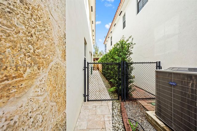 6933 NW 104th Ct, Doral, FL 33178