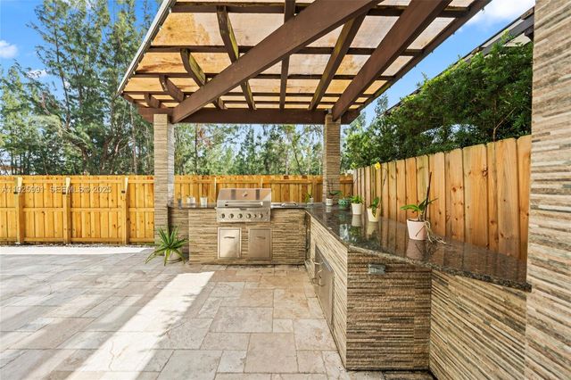 6933 NW 104th Ct, Doral, FL 33178