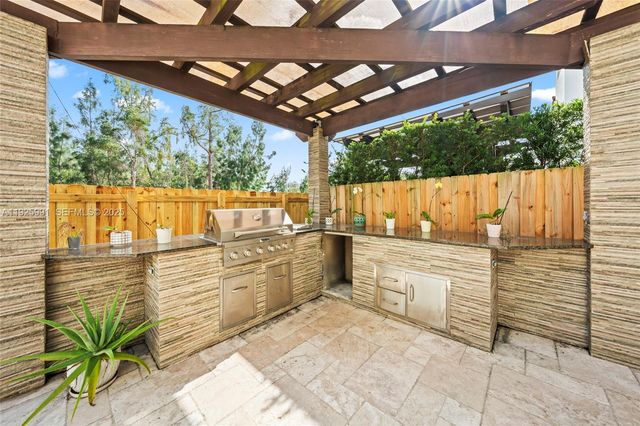 6933 NW 104th Ct, Doral, FL 33178