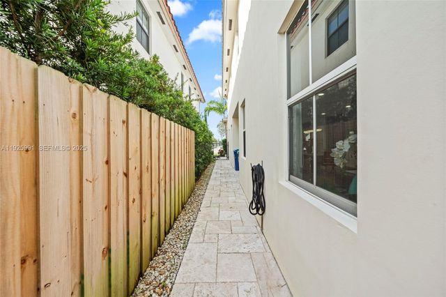 6933 NW 104th Ct, Doral, FL 33178