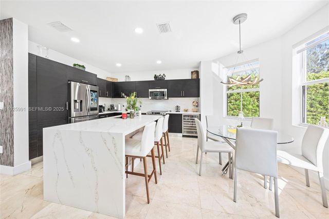 6933 NW 104th Ct, Doral, FL 33178